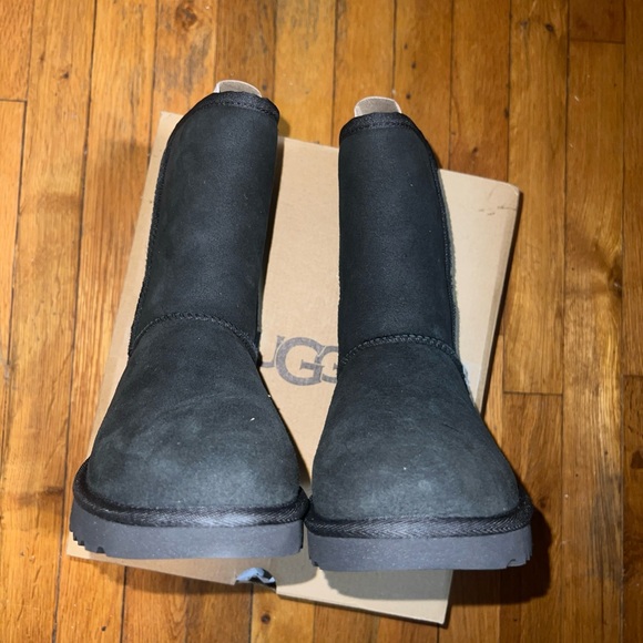 UGG Women Classic Short II Black Boots US Size 6

UGG 1016223 - Picture 3 of 8